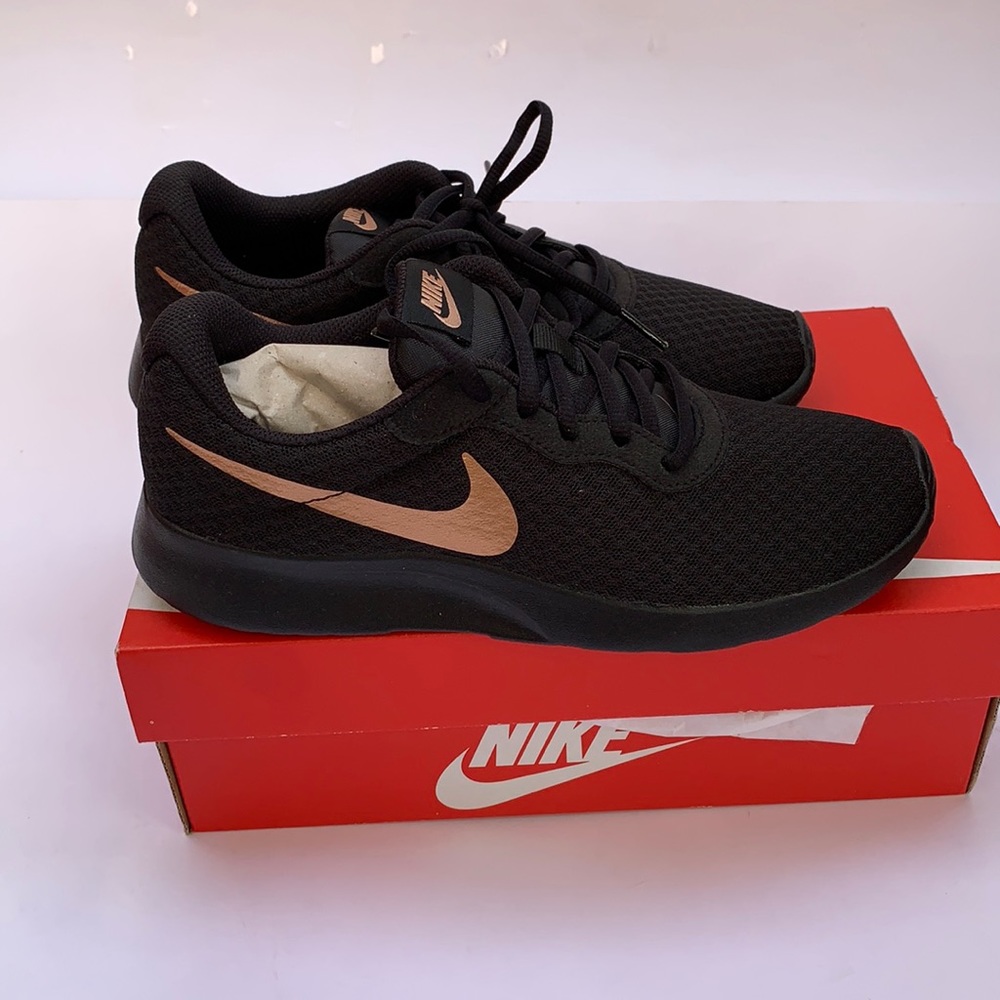 Nike tanjun black and gold